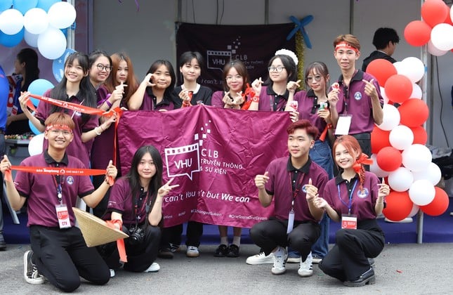 Estudiantes de Van Hien donan sangre voluntariamente durante el Mes de la Juventud foto 20