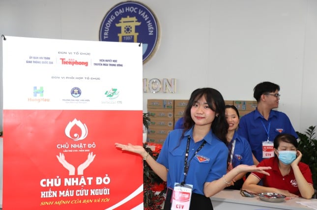 Estudiantes de Van Hien donan sangre voluntariamente durante el Mes de la Juventud foto 18