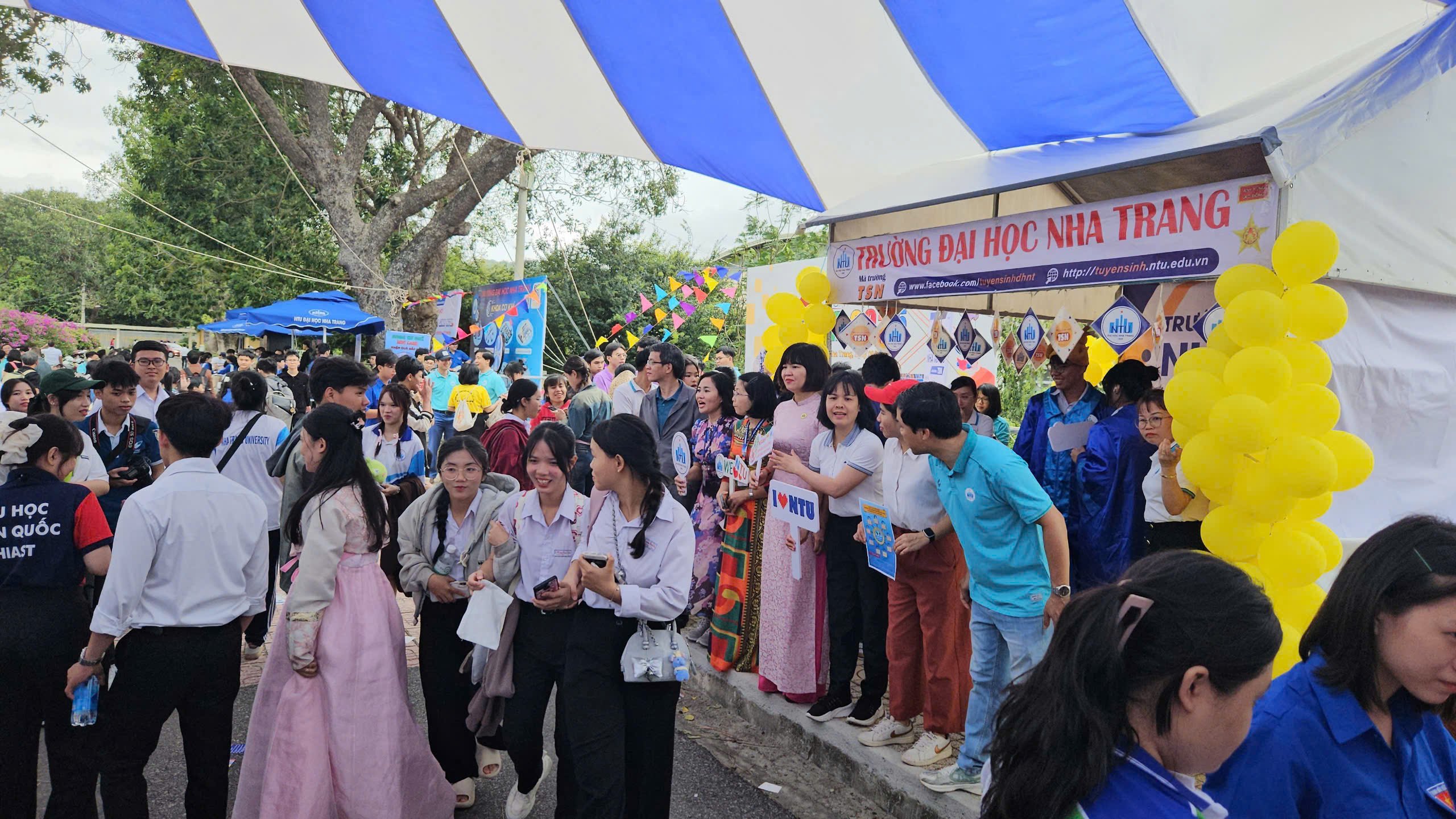 'Chen chân' đến với gian hàng Tư vấn mùa thi tại phố biển Nha Trang- Ảnh 2.