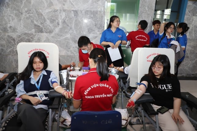 Estudiantes de Van Hien donan sangre voluntariamente durante el Mes de la Juventud foto 16