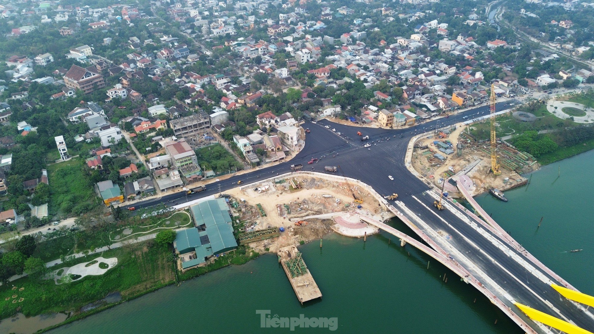 Vista del puente de 2 billones de VND sobre el río Huong en la fase final de construcción, acercándose a la meta. Foto 5