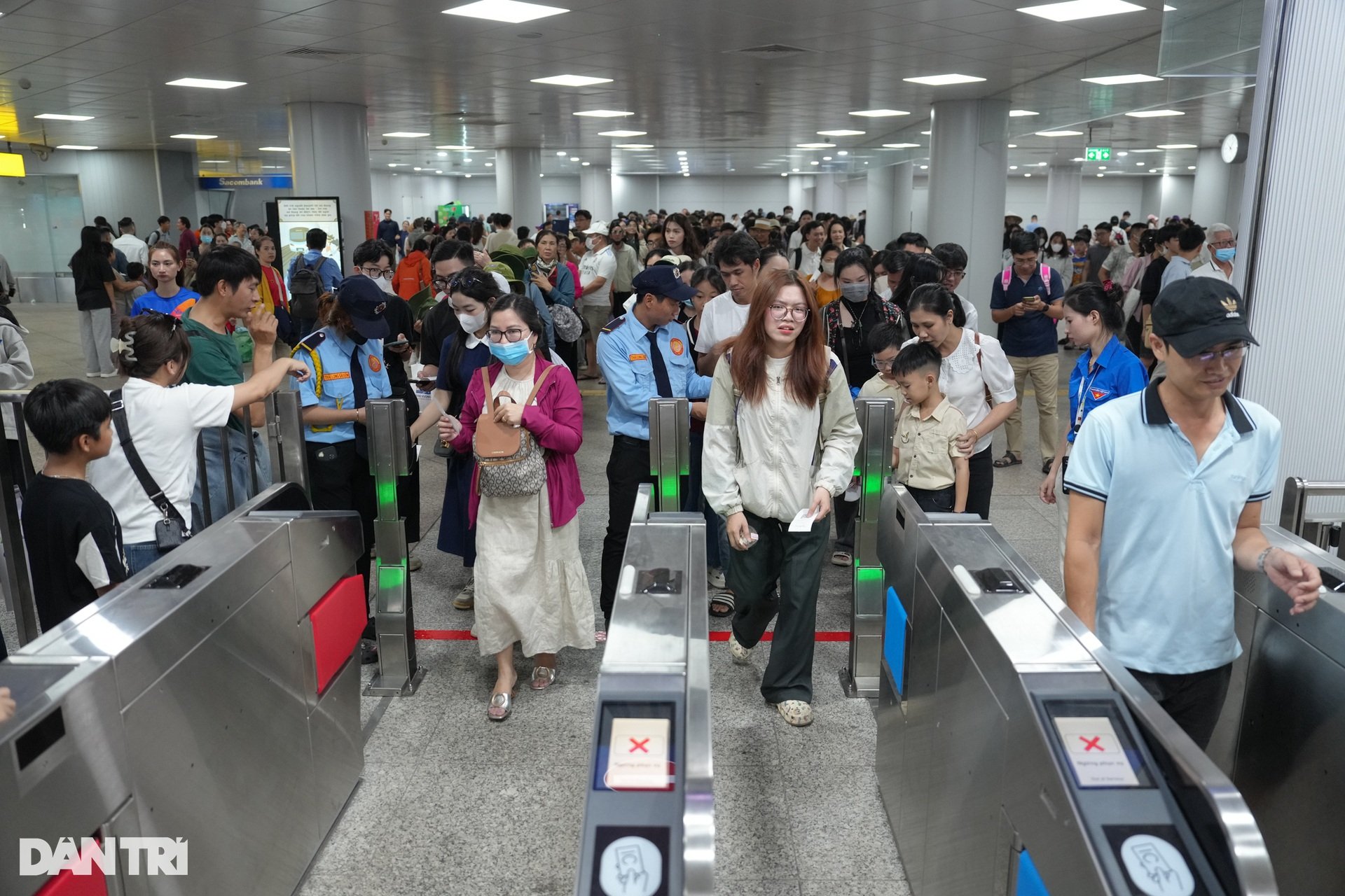 Người dân TPHCM xếp hàng dài đi Metro số 1 trong ngày khánh thành - 7