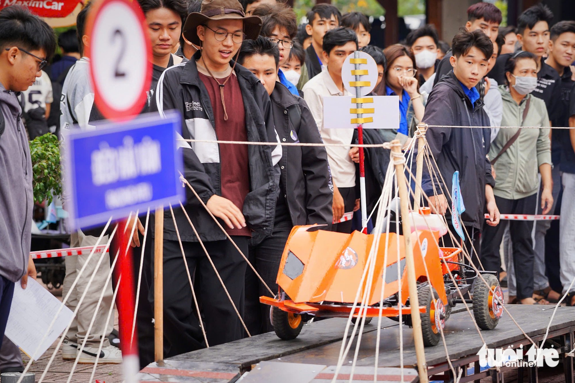 Sinh viên Nha Trang đua tàu thủy tự chế, vận chuyển hàng hóa trên mô hình bến cảng - Ảnh 7.