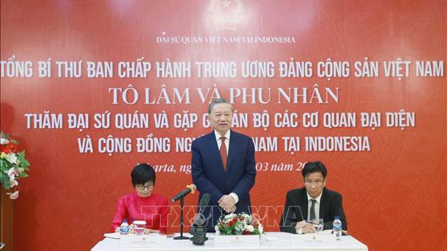 General Secretary visits Embassy, ​​meets Vietnamese community in Indonesia