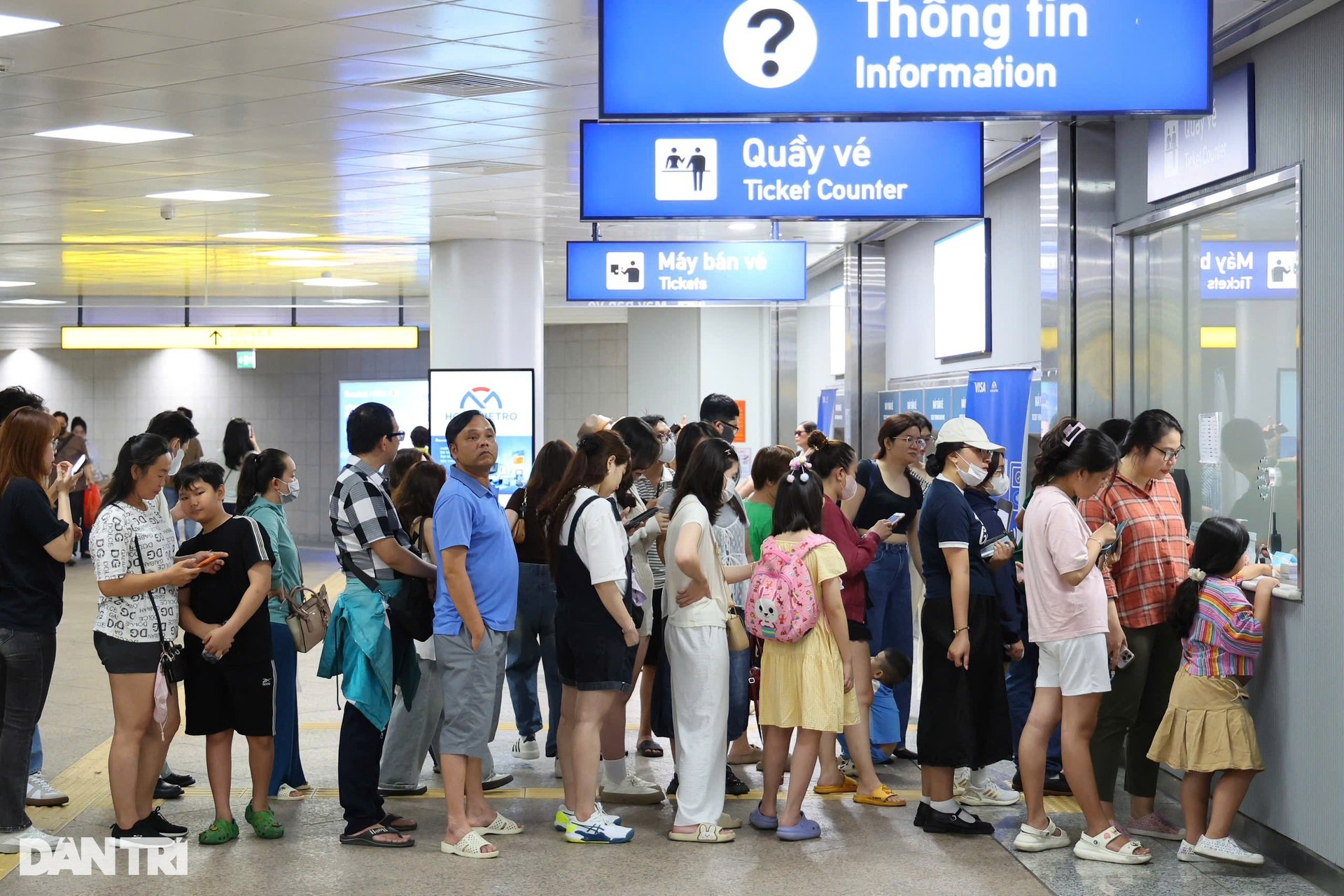 Người dân TPHCM xếp hàng dài đi Metro số 1 trong ngày khánh thành - 13