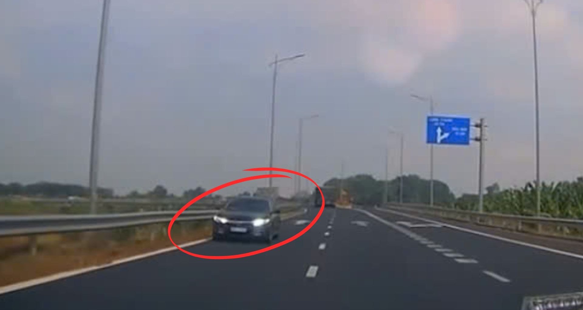 Traffic police intervene to handle the scene of a car 'kicking the light' and driving in the wrong direction on the highway ramp