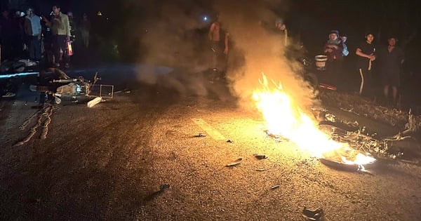 Two motorbikes crashed, two people burned to death