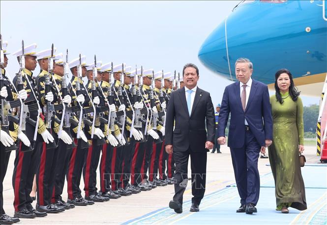 Begrüßungszeremonie für Generalsekretär To Lam und seine Frau am Militärflughafen Halim Perdanakusuma, Jakarta. Foto: VNA