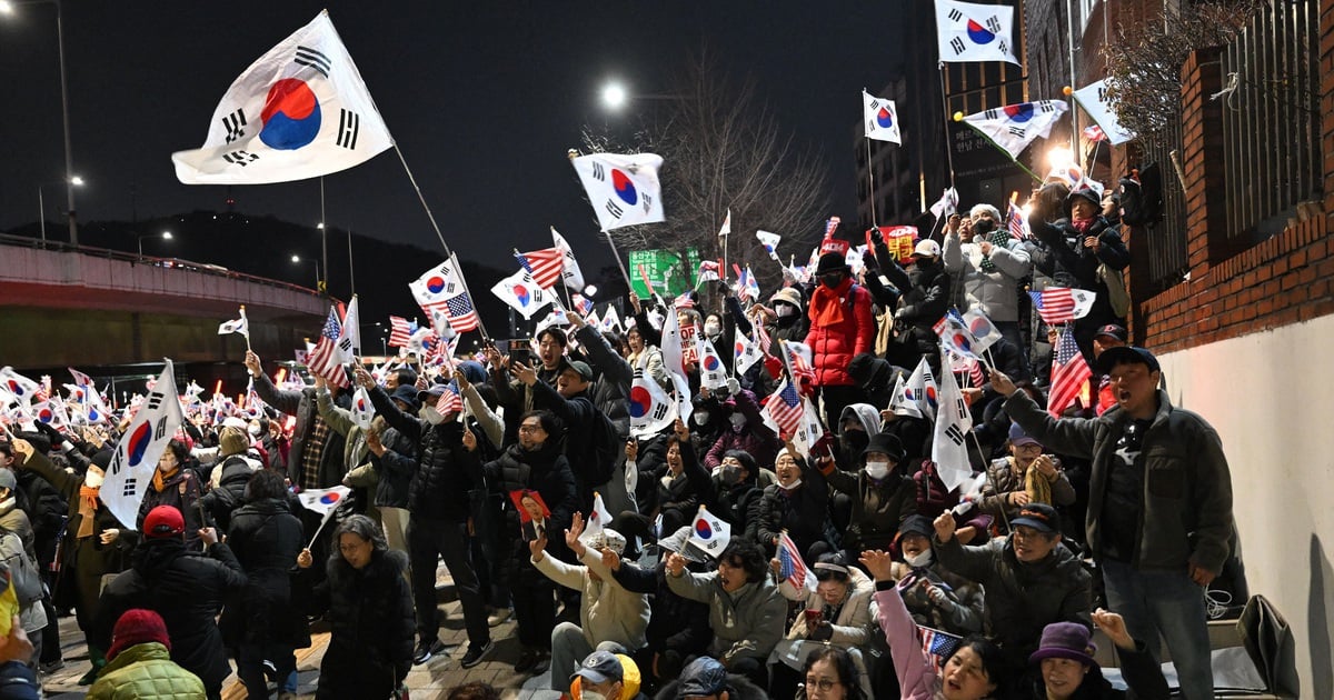 윤석열이 풀려난 후 수만 명의 사람들이 거리로 나섰다.