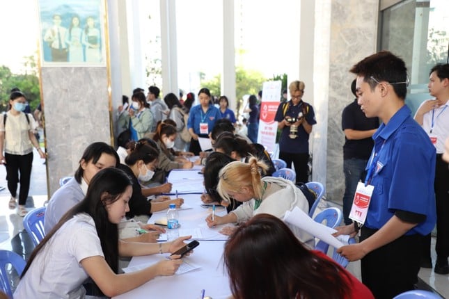 Estudiantes de Van Hien donan sangre voluntariamente durante el Mes de la Juventud foto 1