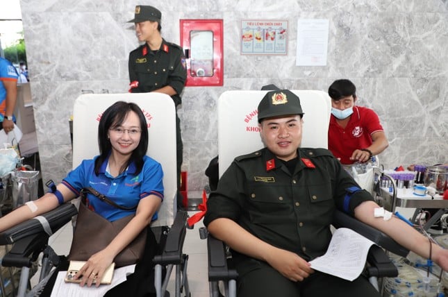 Estudiantes de Van Hien donan sangre voluntariamente durante el Mes de la Juventud foto 10