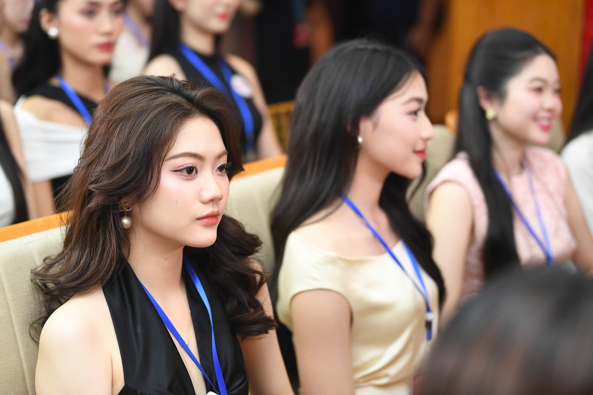 Nearly 100 girls were nervous before the results were announced at the Miss Vietnam Preliminary Round, photo 7