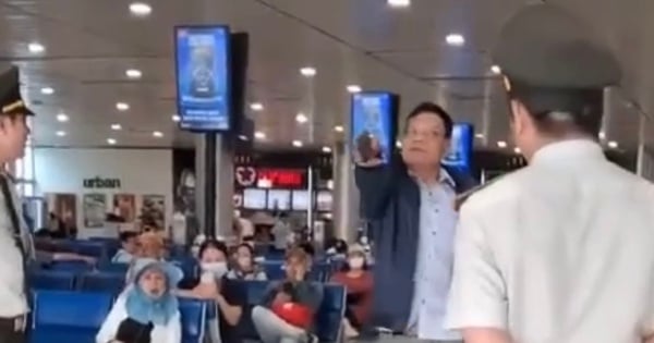 Drunk airline passenger attacks airline security staff