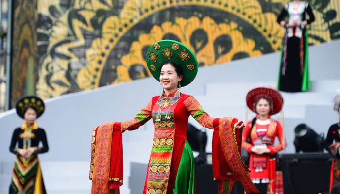 Bewundern Sie die anmutigen Stahlrosen neben dem Ao Dai am Hoan-Kiem-See