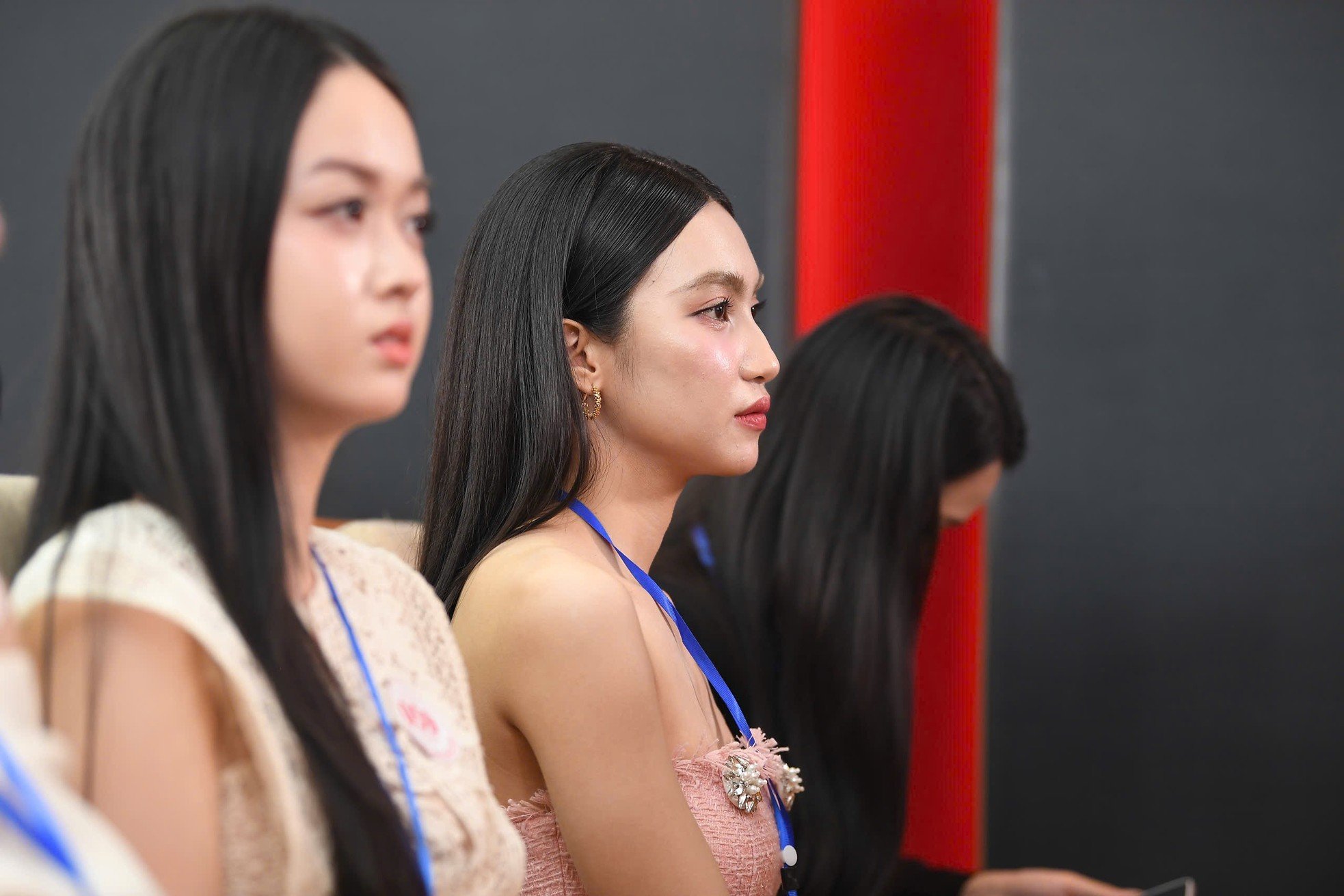 Nearly 100 girls were nervous before the results were announced at the Miss Vietnam Preliminary Round, photo 2