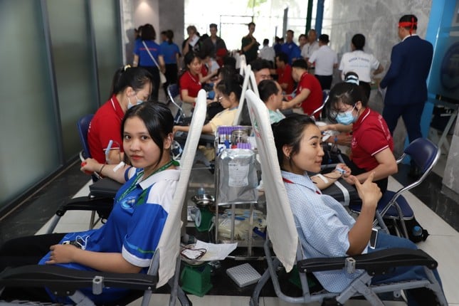 Estudiantes de Van Hien donan sangre voluntariamente durante el Mes de la Juventud foto 14