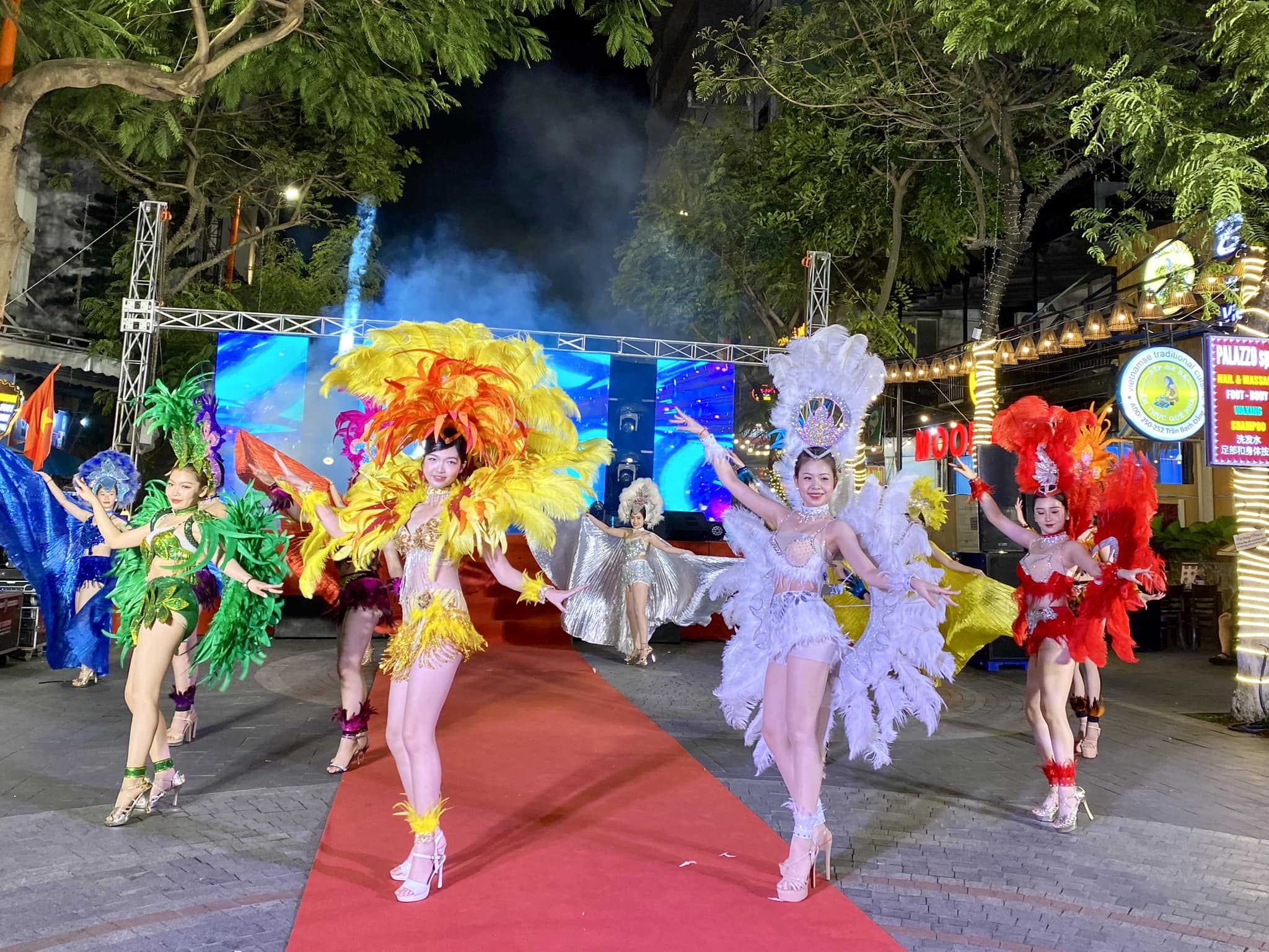 Khu phố Tây ở Đà Nẵng rộn ràng lễ hội Carnaval- Ảnh 6.