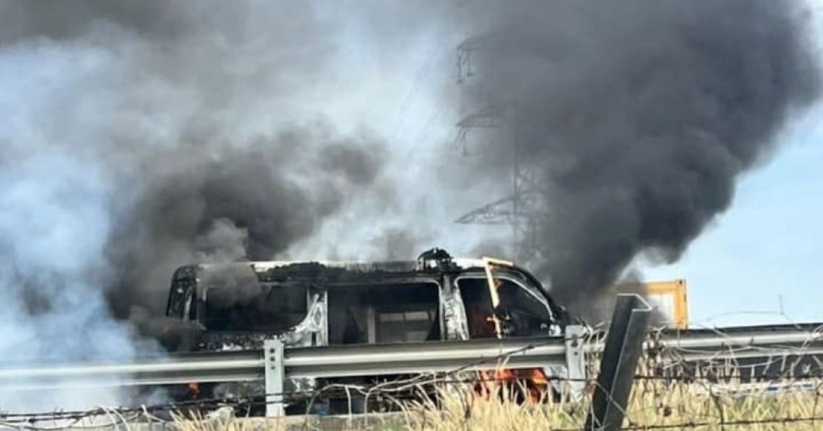 Une ambulance incendiée sur l'autoroute reliant Hô-Chi-Minh-Ville à Trung Luong