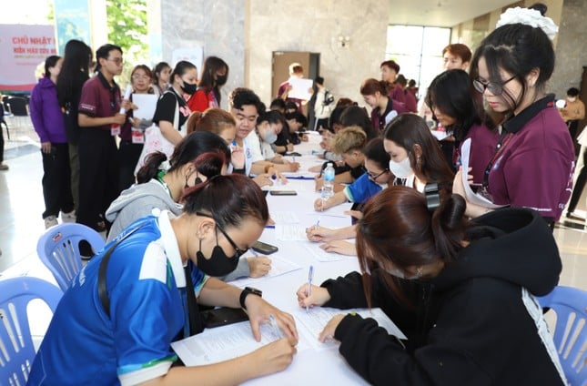 Estudiantes de Van Hien donan sangre voluntariamente durante el Mes de la Juventud foto 5