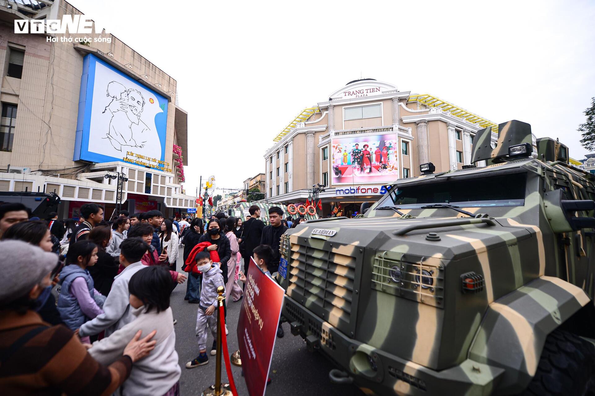 Admire the state-of-the-art equipment and armored vehicles displayed by the Ministry of Public Security on the streets of Hanoi