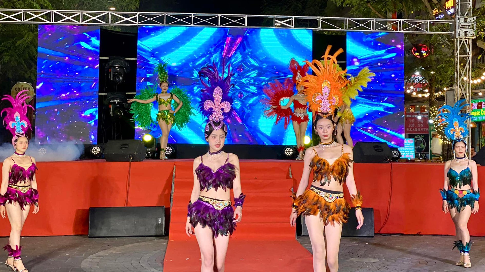 Khu phố Tây ở Đà Nẵng rộn ràng lễ hội Carnaval- Ảnh 2.