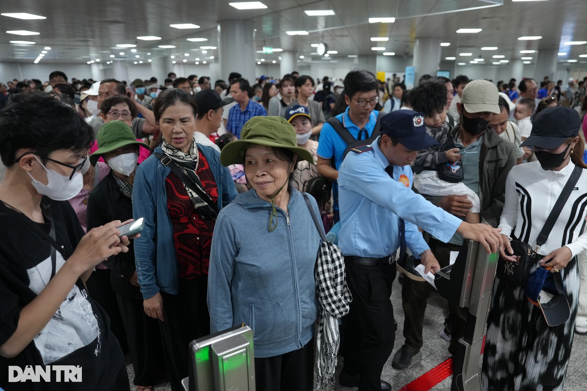 Người dân TPHCM xếp hàng dài đi Metro số 1 trong ngày khánh thành - 6