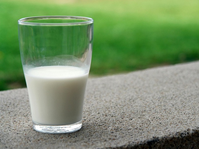 筋肉を発達させるために、アスリートは毎日どれくらいの量の牛乳を飲むべきでしょうか? - 写真1。