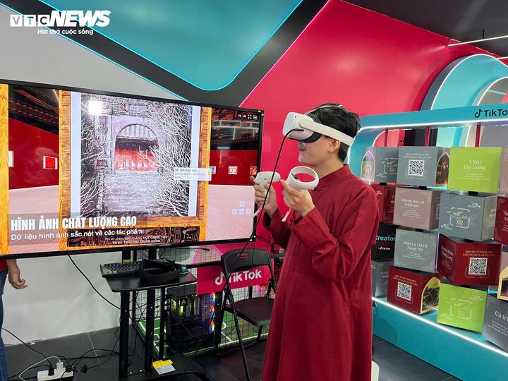 Los jóvenes pueden participar en experiencias de realidad virtual (RV) para aprender sobre historias históricas. (Foto: Khanh Huyen)
