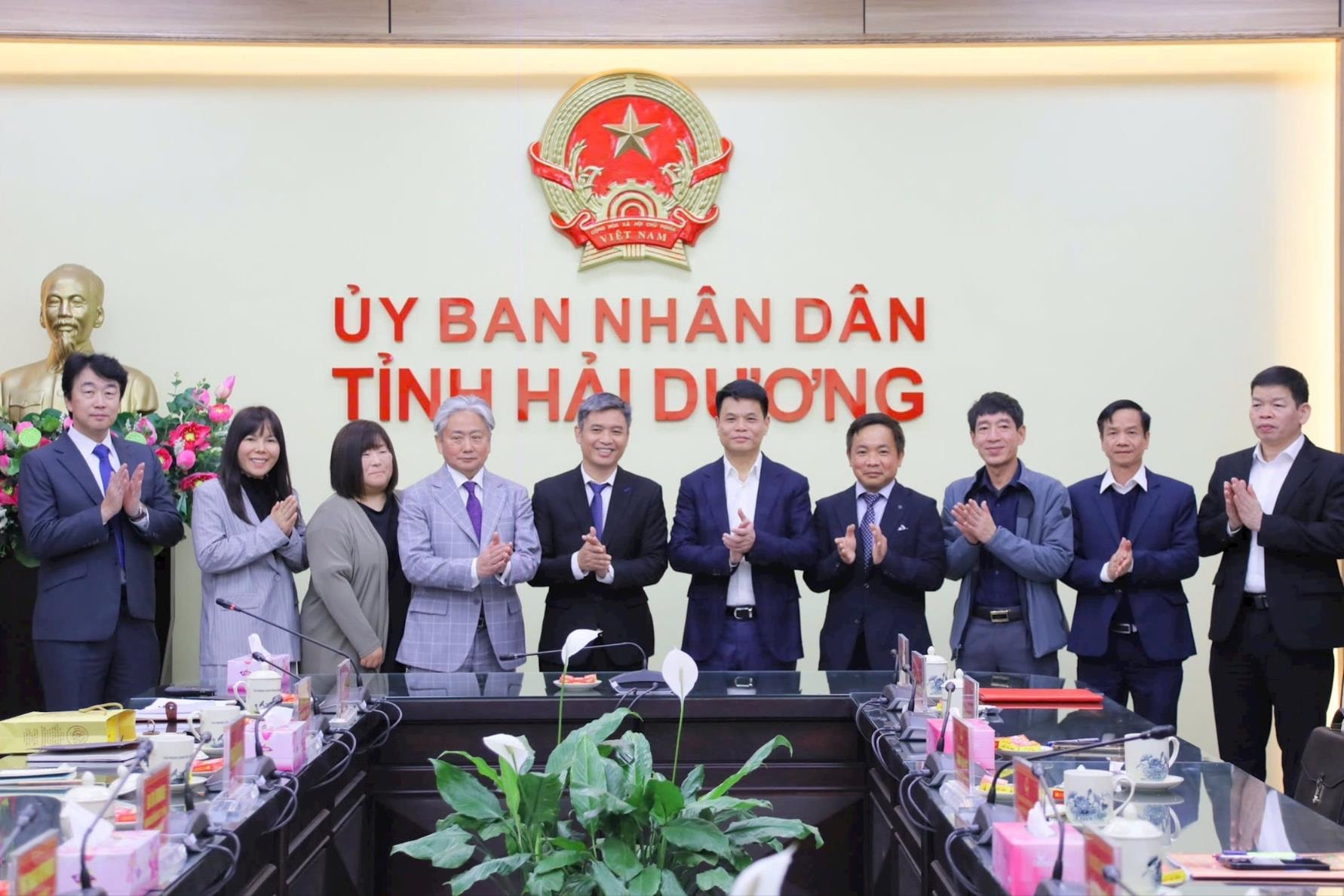 Chairman of Hai Duong Provincial People's Committee Le Ngoc Chau works with the Vietnam - Japan Experts Association