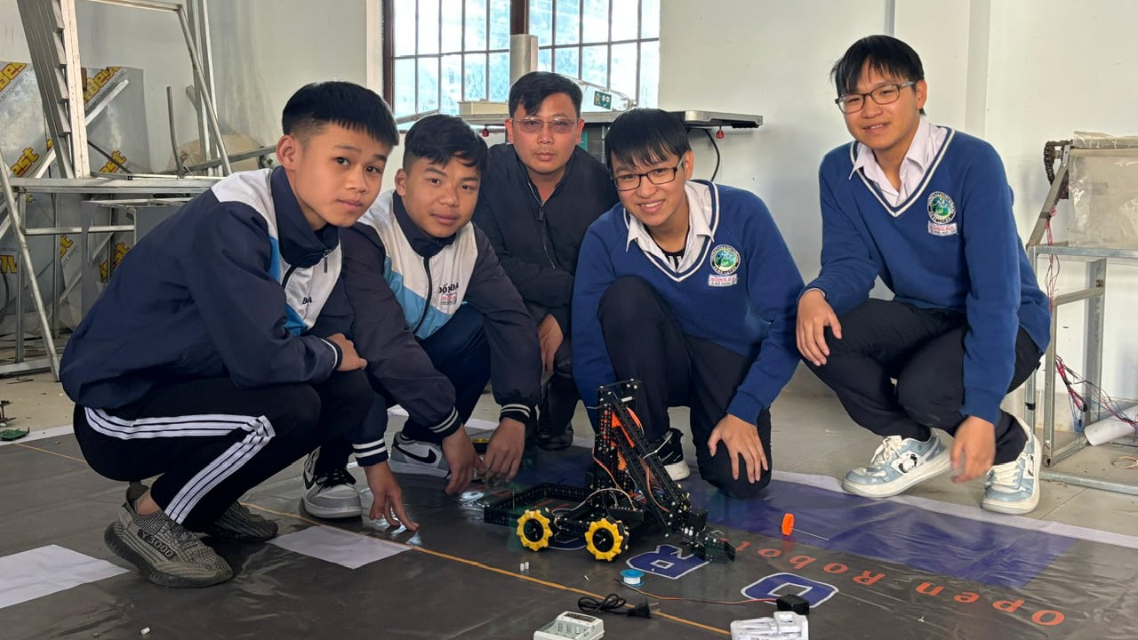 Thầy Trần Quang Vĩnh Chánh hướng dẫn học trò lập trình robot