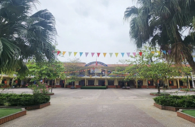 12 học sinh nghi bị ngộ độc sau khi ăn cơm nắm mua ở quán vỉa hè- Ảnh 1.