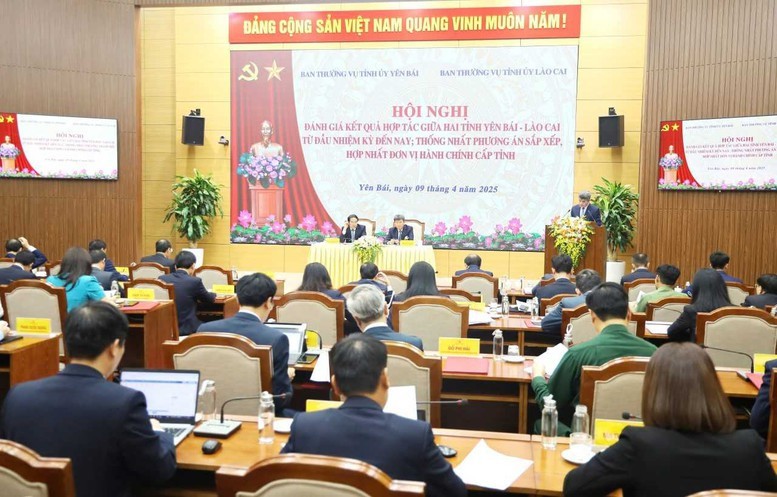 The Standing Committees of the Provincial Party Committees of Lao Cai and Yen Bai provinces held a conference to evaluate the results of cooperation between the two localities since the beginning of the term, and agreed on a plan to arrange and merge provincial-level administrative units, April 9, 2025.