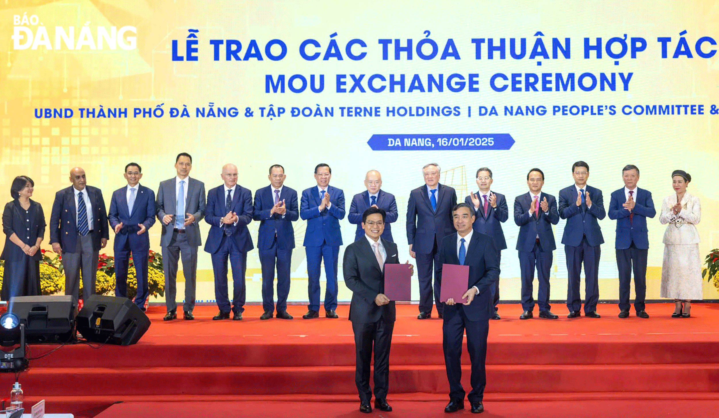 Der Vorsitzende des Stadtkomitees, Le Trung Chinh (rechts), und ein Vertreter der Terne Holdings Group (Singapur) präsentierten am 16. Januar 2025 auf dem Workshop „Entwicklung eines internationalen Finanzzentrums in Vietnam“, der vom Stadtkomitee in Abstimmung mit dem Ministerium für Planung und Investitionen (jetzt Finanzministerium) organisiert wurde, eine Absichtserklärung. Foto: M.QUE