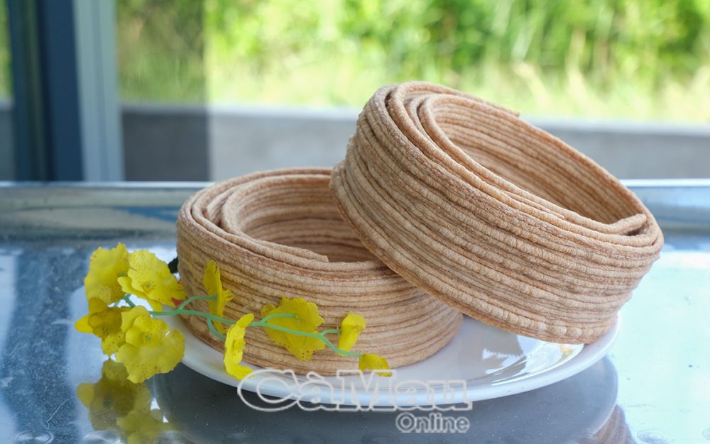 Le gâteau aux céréales est de couleur vive, croustillant et parfumé.