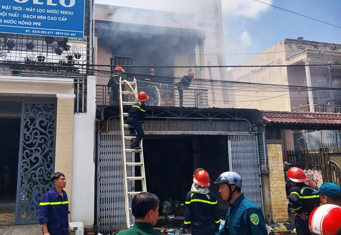Kịp thời dập tắt đám cháy tại kho chứa hàng trong khu dân cư -0
