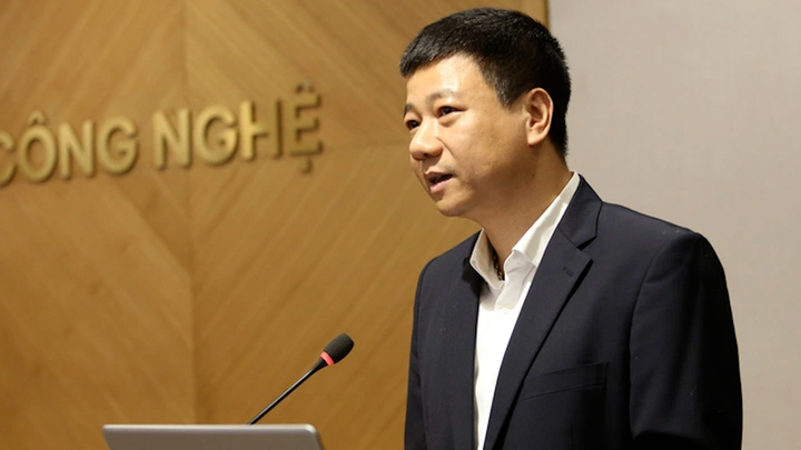 Ông Đỗ Công Anh, Giám đốc Trung tâm CNTT, Bộ KH&CN, giới thiệu các tính năng ưu việt của Cổng thông tin điện tử sản phẩm, giải pháp khoa học, công nghệ, đổi mới sáng tạo và chuyển đổi số.