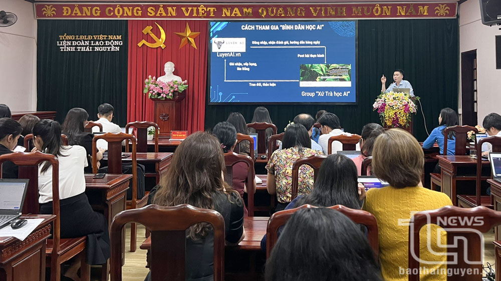 Đại diện Sở Khoa học và Công nghệ hướng dẫn cán bộ công đoàn tham gia Bình dân học AI.