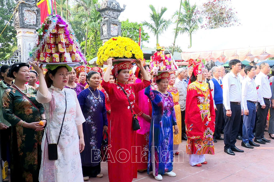 Festival tradicional de la casa comunal y pagoda de Cao Da