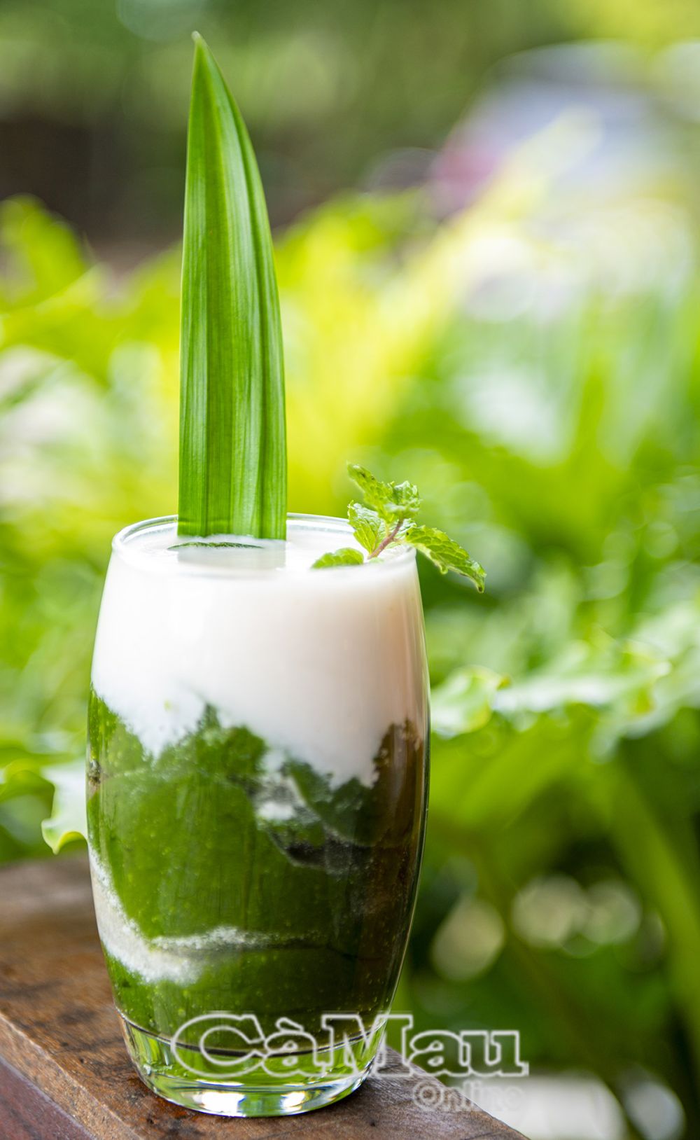Es aún más delicioso agregar leche de coco rica y aceite de plátano para crear un vaso de gelatina fragante y dulce.