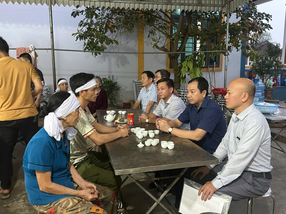 ผู้นำกรมประมงและเฝ้าระวังการประมงและสหภาพแรงงานประมงเวียดนามเยี่ยมเยียนครอบครัวชาวประมงในเขตไหบิ่ญ เมืองงีเซิน จังหวัดทัญฮว้า ภาพโดย : TS.