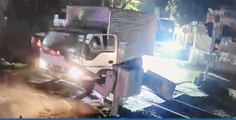車が線路に衝突したり、遮断機を破壊したりする事故が起きる危険性がある -0
