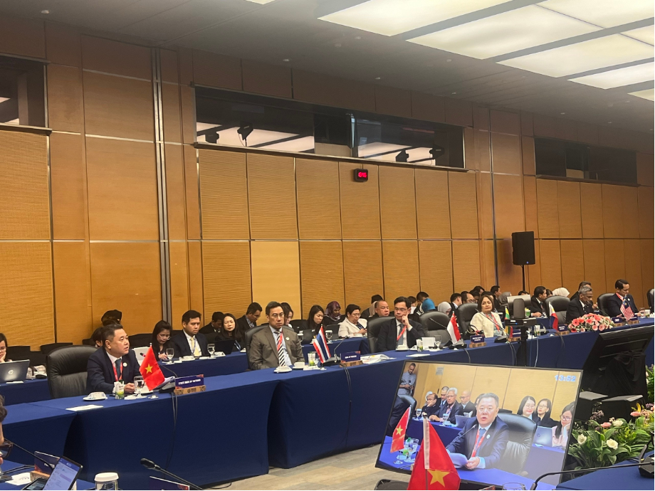 Phó Thống đốc Nguyễn Ngọc Cảnh tham dự các phiên đối thoại với Hội đồng kinh doanh và CEO các tổ chức tài chính