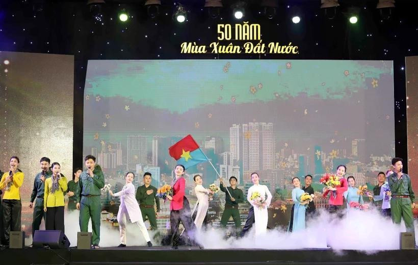 Chương trình nghệ thuật “50 năm-Mùa Xuân đất nước.” (Ảnh: Xuân Khu/TTXVN)