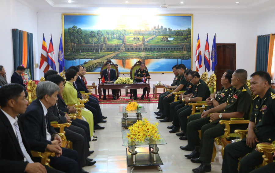quang-canh-buoi-tham-chuc-tet-quan-khu-iv-quan-doi-hoang-gia-campuchia.jpg