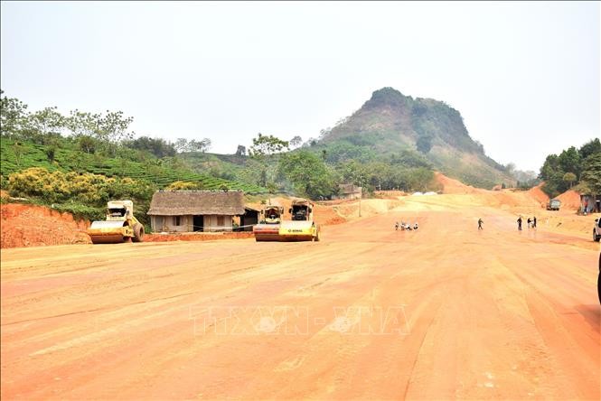 Dự án cao tốc Tuyên Quang - Hà Giang (giai đoạn 1) đoạn qua xã Minh Dân, huyện Hàm Yên đang được các đơn vị huy động tối đa nhân lực, máy móc thi công. Ảnh: Hoàng Hải/TTXVN