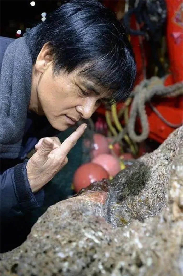 Nhặt được khúc gỗ lạ, hóa ra 'báu vật' cả đời không dám nghĩ Nhat duoc khuc go la, hoa ra 'bau vat' ca doi khong dam nghi