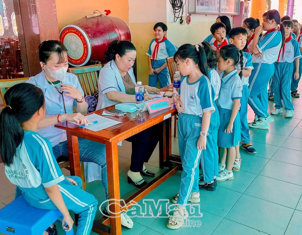 Las escuelas se coordinan proactivamente con los centros médicos para vacunar a los niños contra el sarampión en la zona.