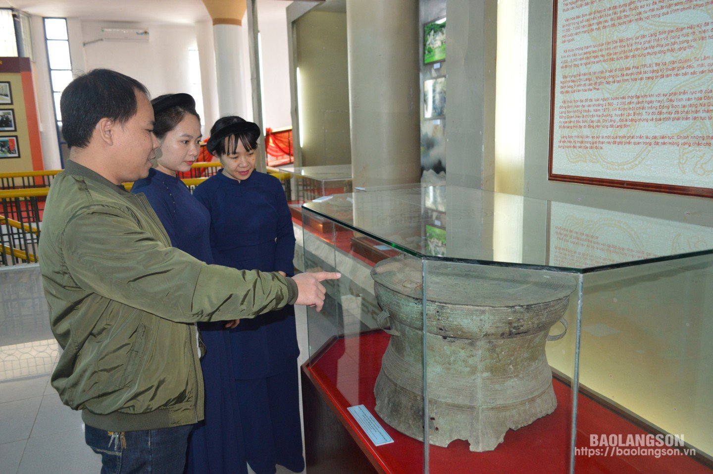 Provincial Museum staff study Na Duong Bronze Drum at the Exhibition House