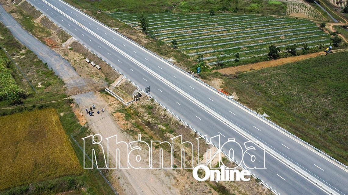 Le terrain de production des habitants de la commune de Ninh Than est situé près du tronçon d'autoroute Van Phong - Nha Trang, qui n'a pas d'entrée.