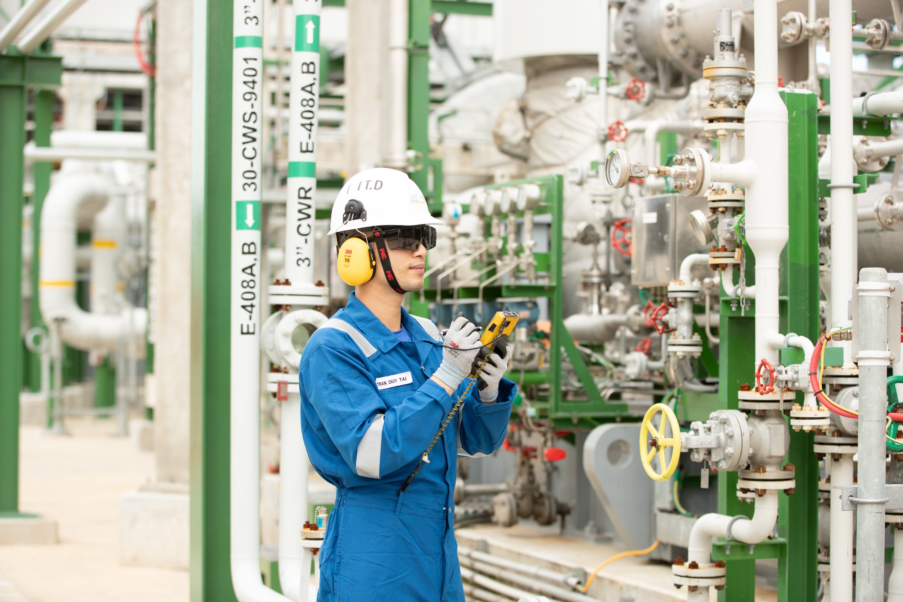Des ouvriers de Long Son Petrochemical Company Limited (Vung Tau) vérifient les machines du complexe pétrochimique de Long Son, un projet bénéficiant d'investissements directs étrangers (IDE) de plus de 5,1 milliards de dollars américains. Photo : HA AN